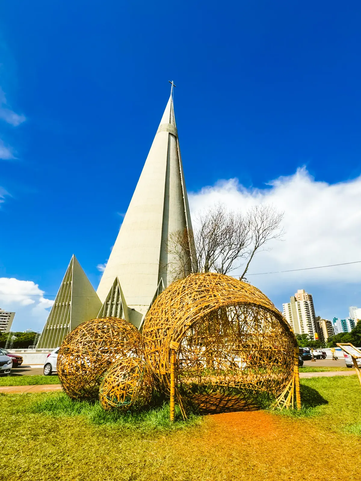 Esferas decorativas em bambu à luz do dia — Maringá Encantada 2023.