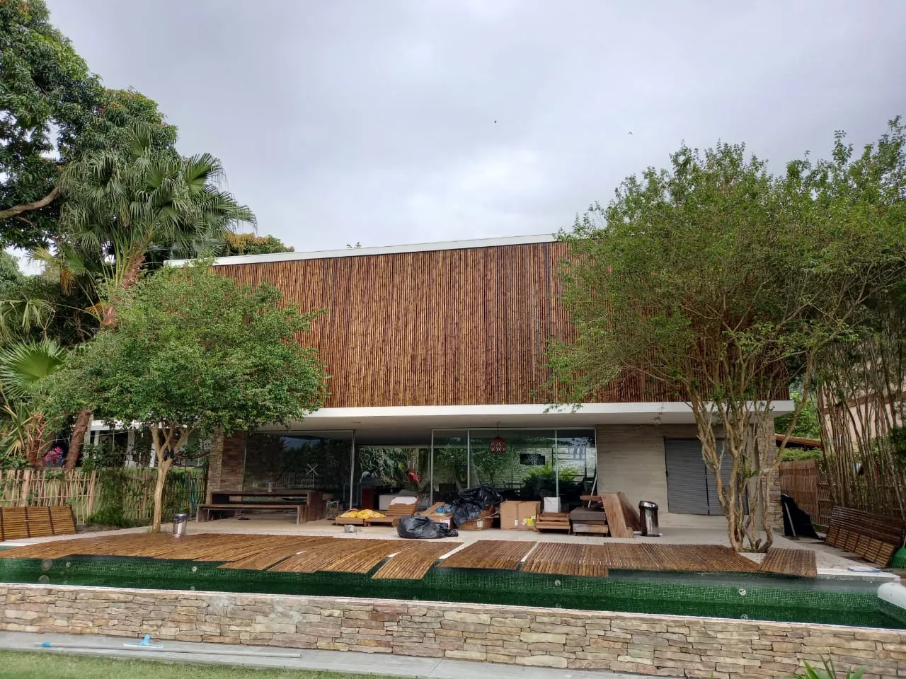 Revestimento de bambu da Casa da Praia da Feiticeira (MK27) — registro de obra.