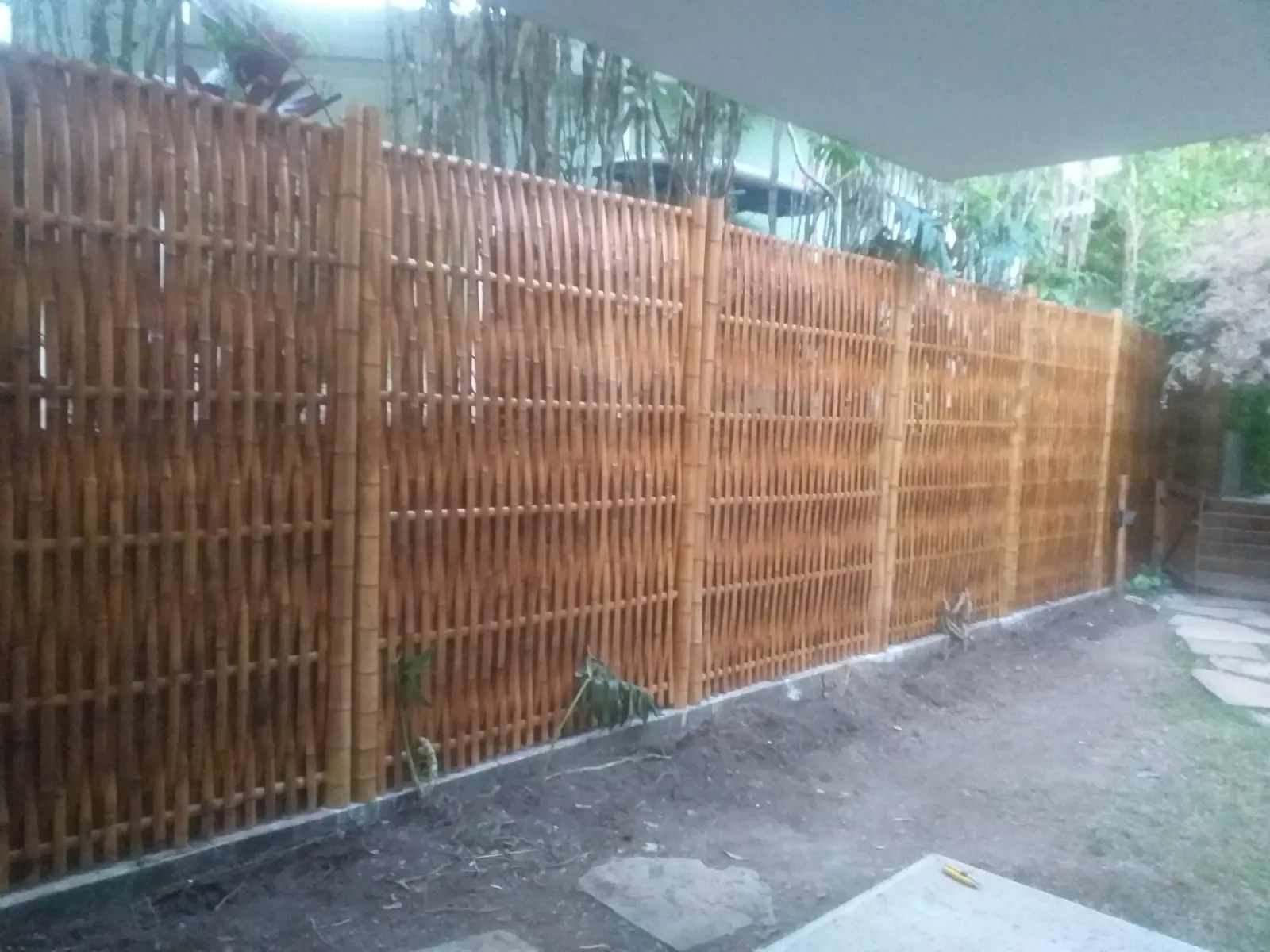 Fechamento em treliça de bambu no jardim da Casa da Praia da Feiticeira.