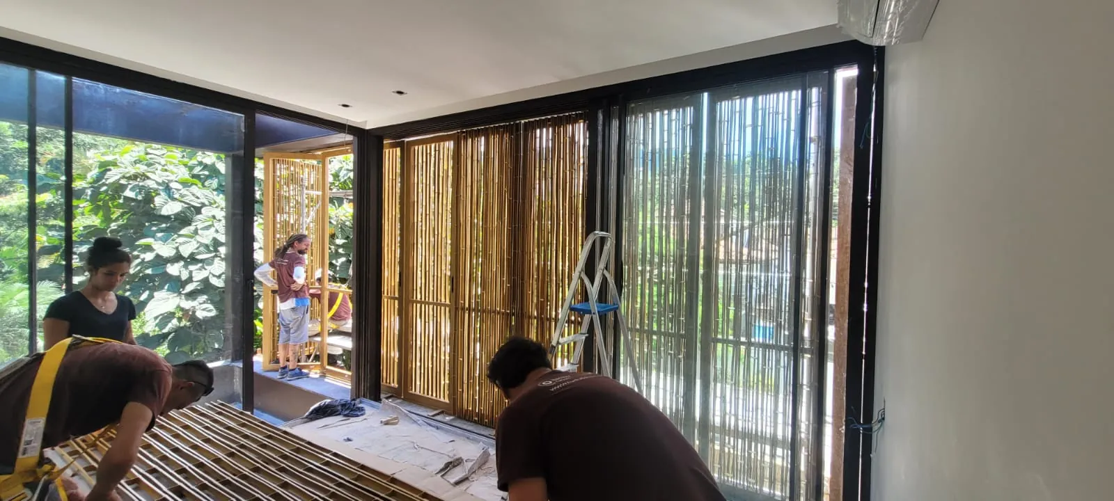 Fachada/brise de bambu do projeto MPG — registro de obra.