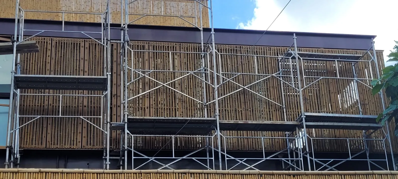Fachada/brise de bambu do projeto MPG — registro de obra.