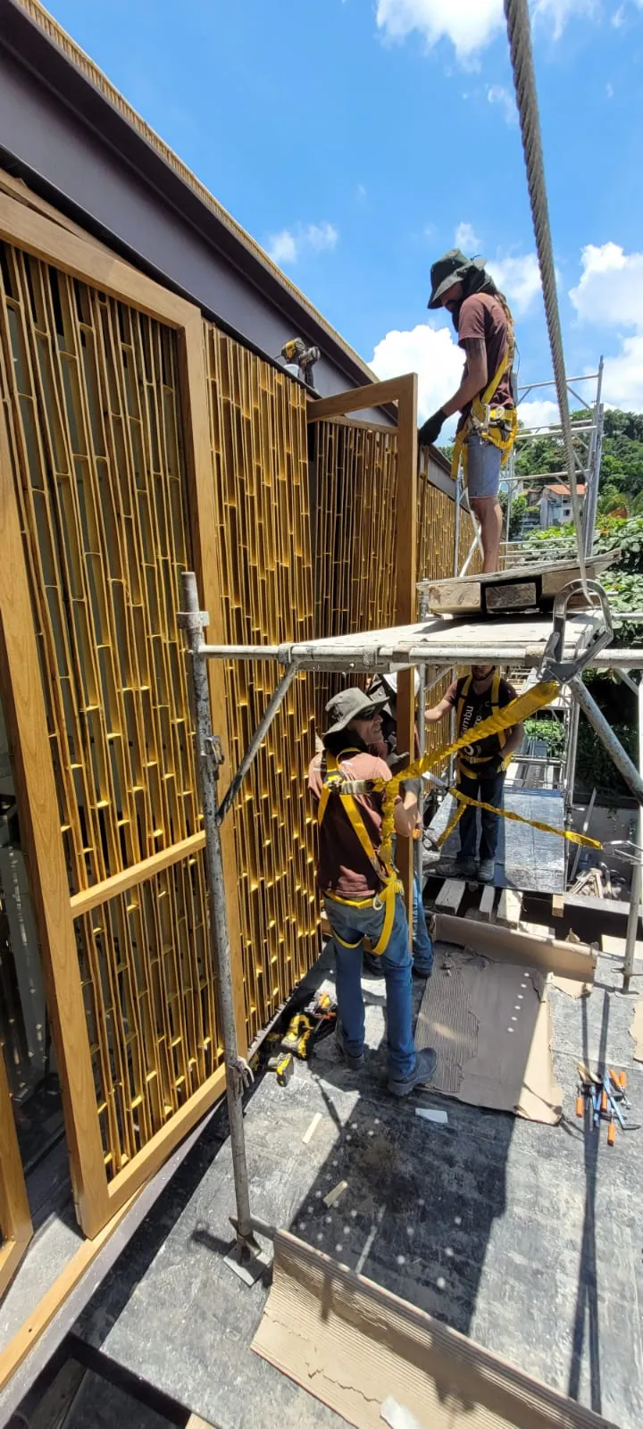 Fachada/brise de bambu do projeto MPG — registro de obra.
