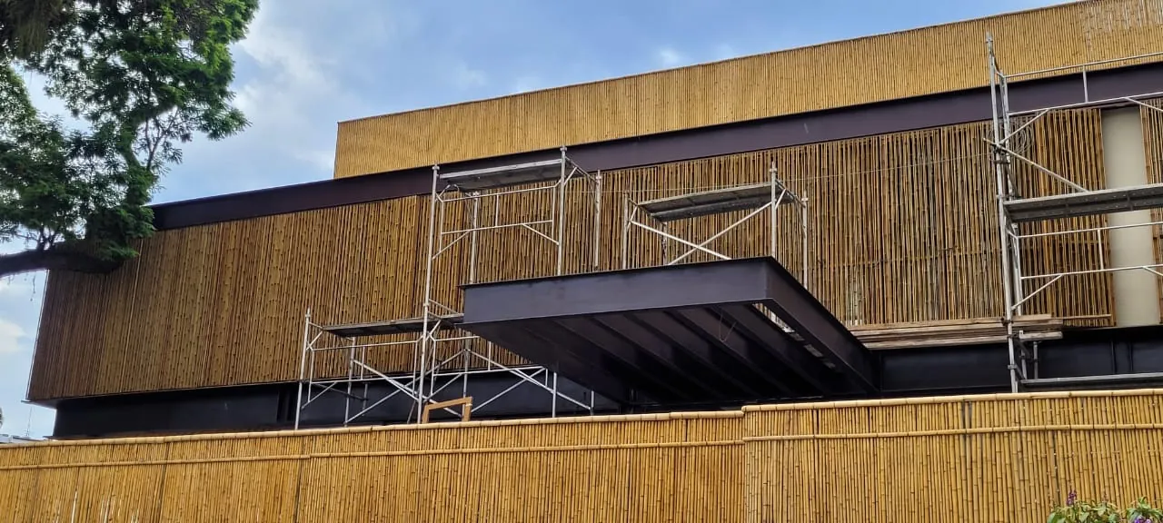 Fachada/brise de bambu do projeto MPG — registro de obra.