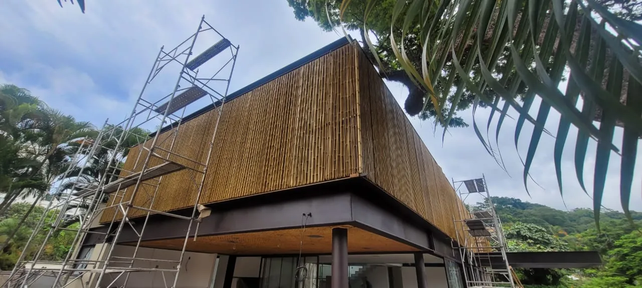 Fachada/brise de bambu do projeto MPG — registro de obra.