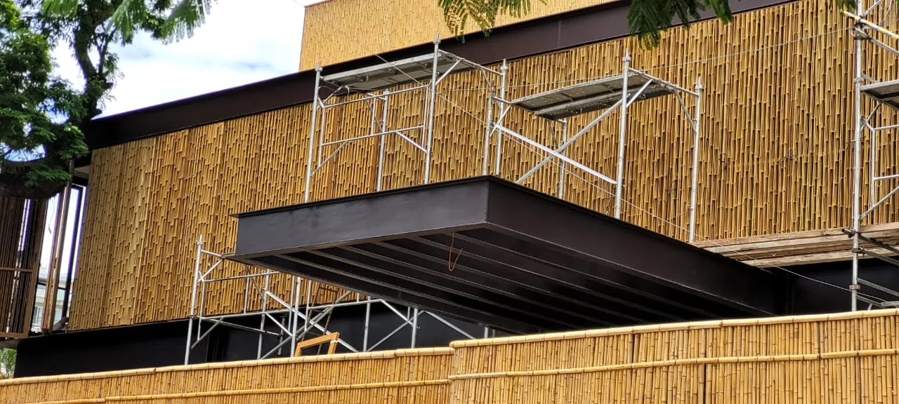 Fachada/brise de bambu do projeto MPG — registro de obra.