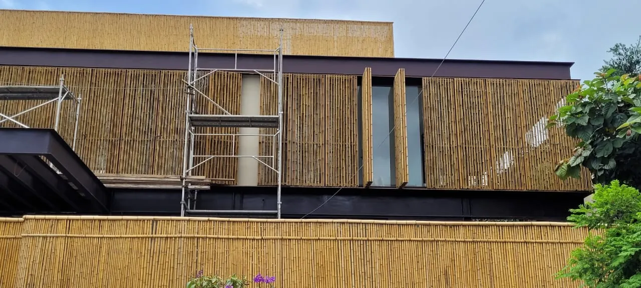 Fachada/brise de bambu do projeto MPG — registro de obra.