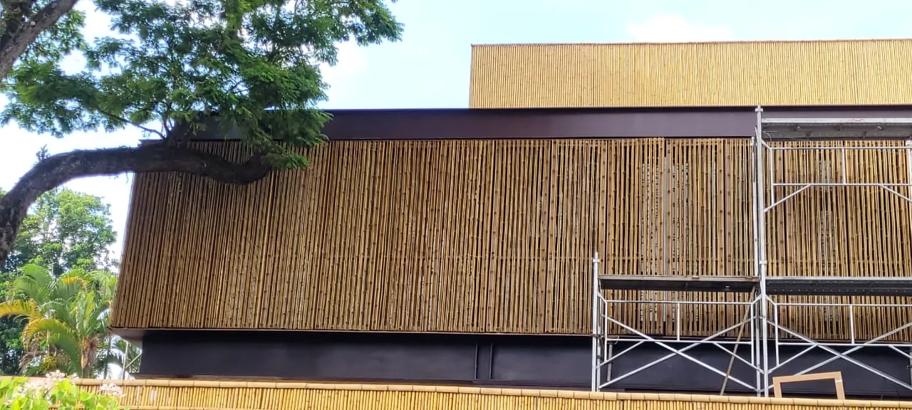 Fachada/brise de bambu do projeto MPG — registro de obra.