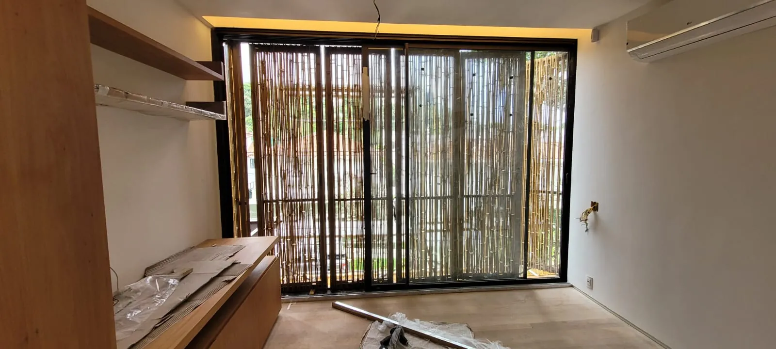 Fachada/brise de bambu do projeto MPG — registro de obra.