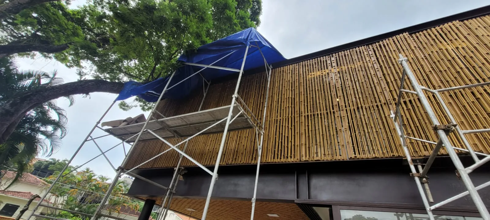 Instalação do revestimento de bambu com andaime, projeto MPG.