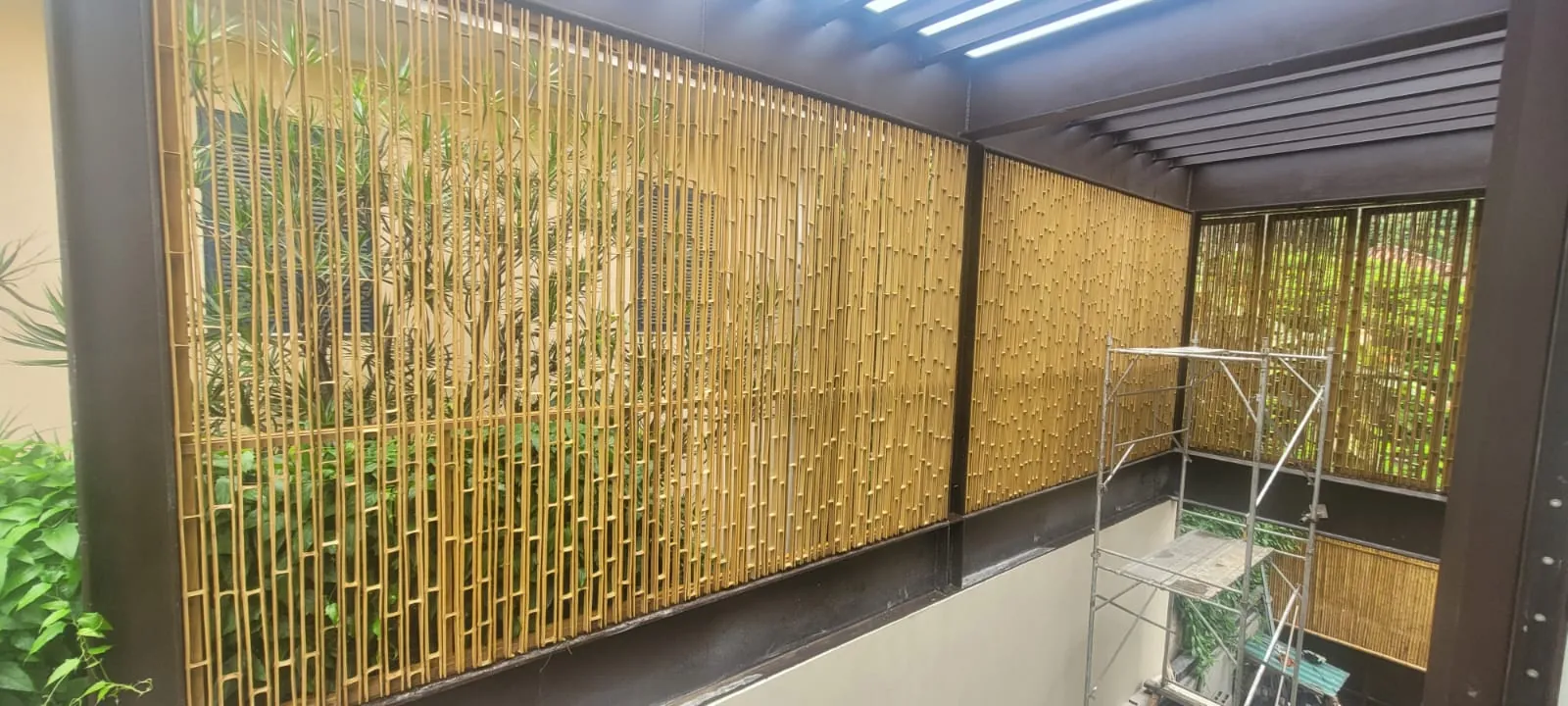 Fachada/brise de bambu do projeto MPG — registro de obra.