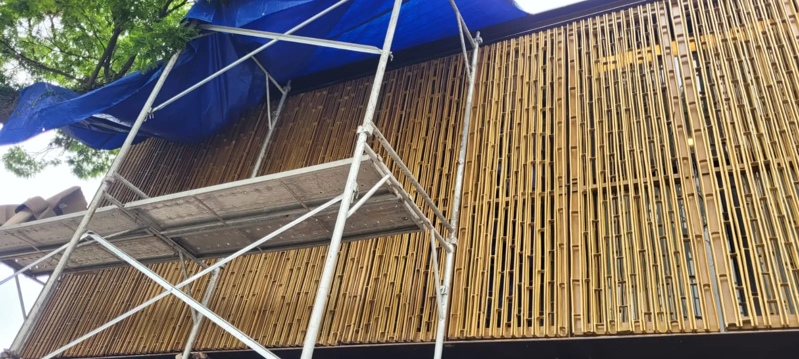 Fachada/brise de bambu do projeto MPG — registro de obra.