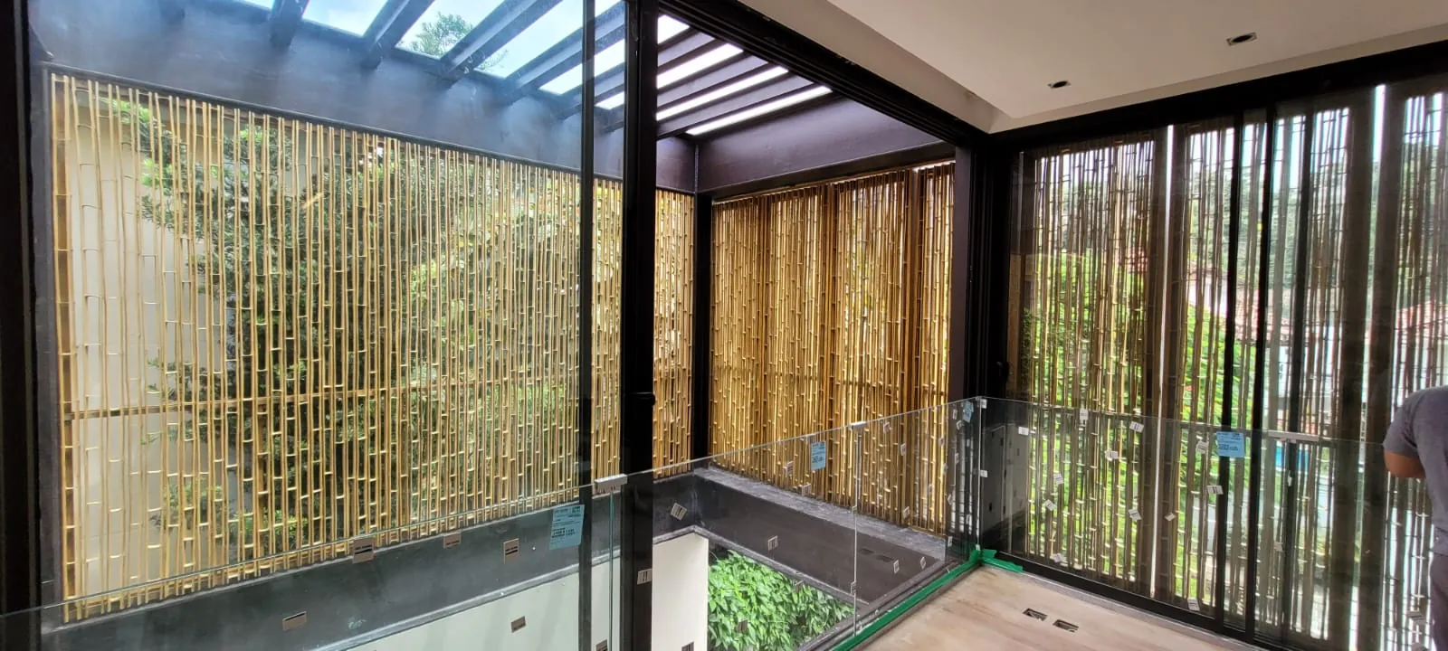 Fachada/brise de bambu do projeto MPG — registro de obra.