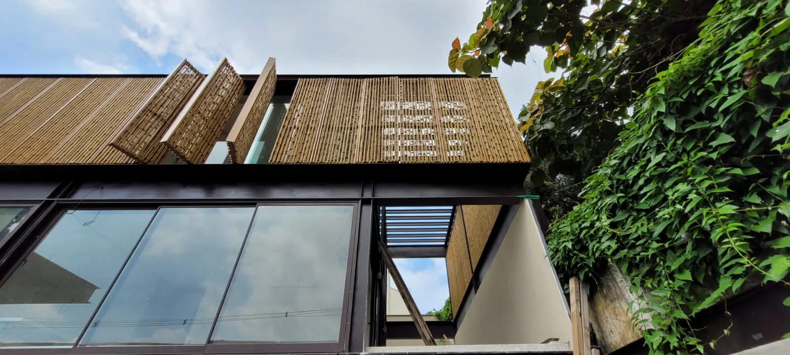 Fachada/brise de bambu do projeto MPG — registro de obra.