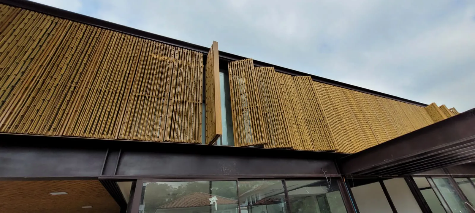 Fachada/brise de bambu do projeto MPG — registro de obra.