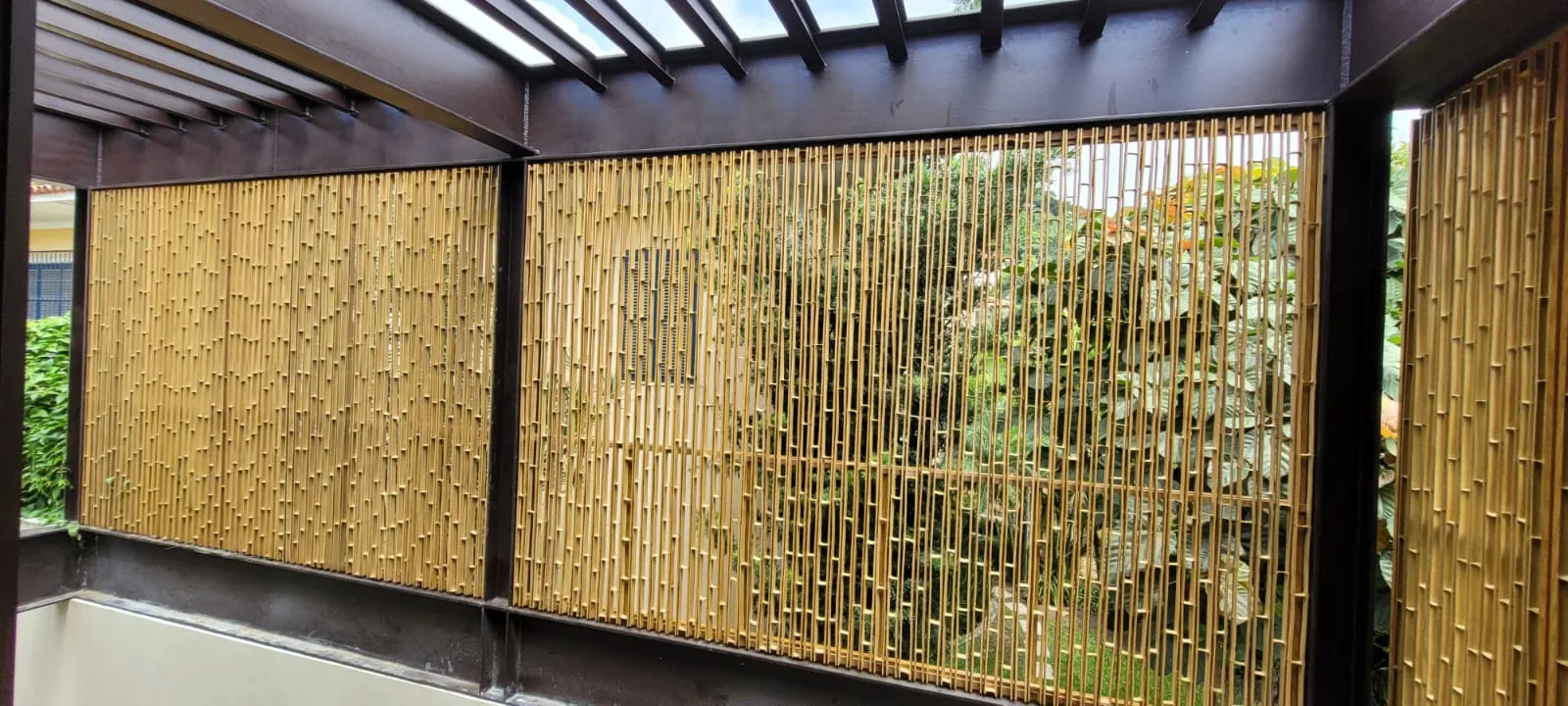 Fachada/brise de bambu do projeto MPG — registro de obra.