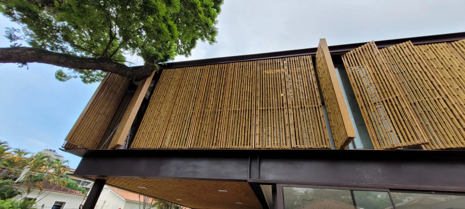 Painéis de brise de bambu instalados na fachada do projeto MPG.
