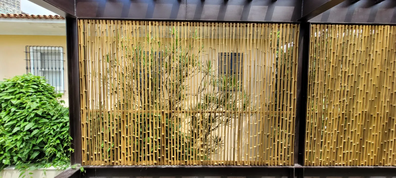 Fachada/brise de bambu do projeto MPG — registro de obra.