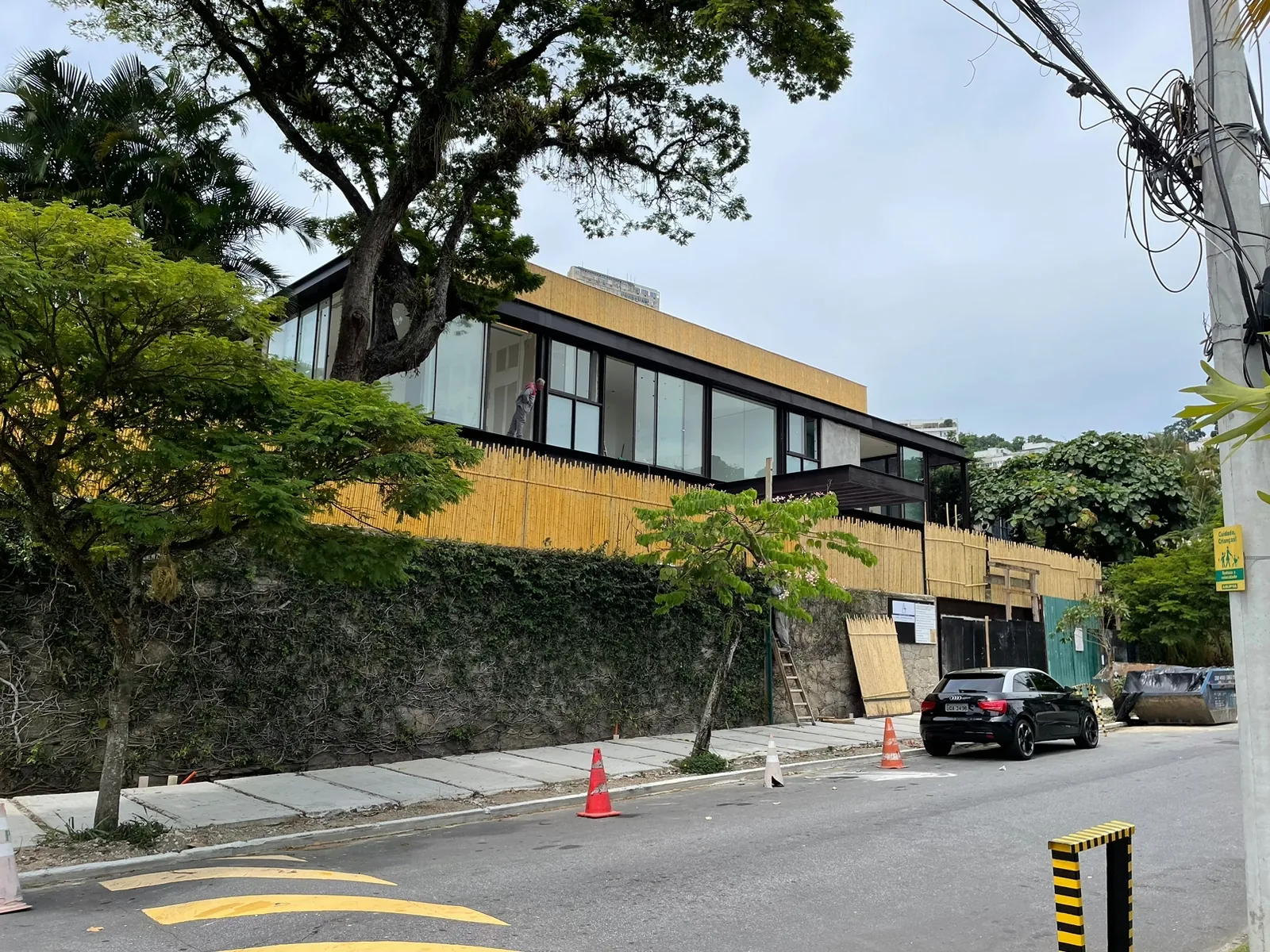 Edifício MPG com o volume superior revestido em brise de bambu.