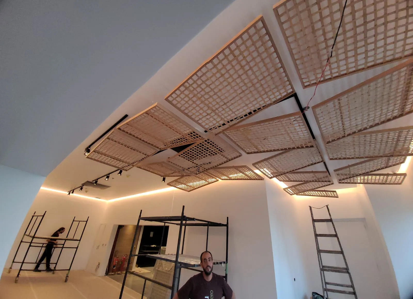 Painéis de treliça de bambu no forro do museu — registro de obra.