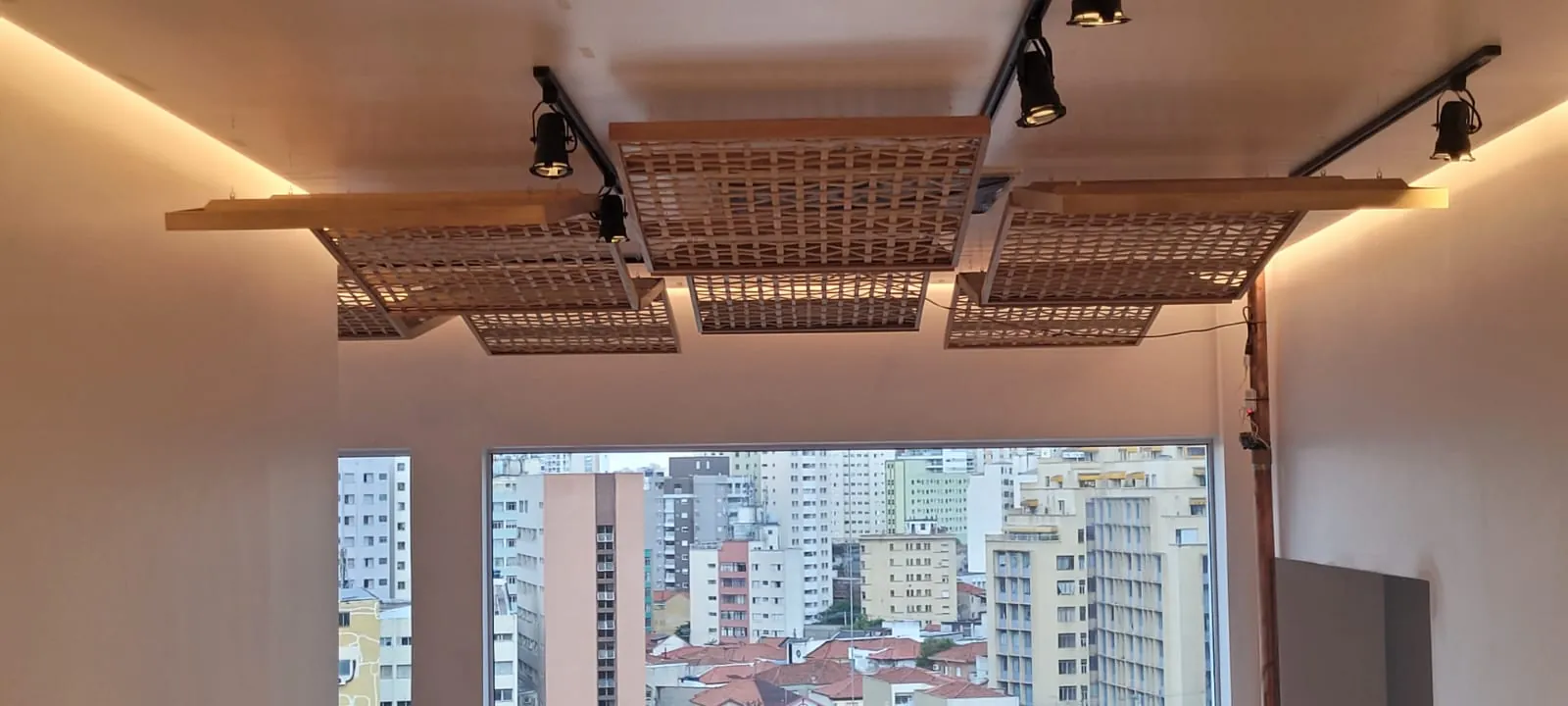 Painéis de treliça de bambu no forro do museu — registro de obra.