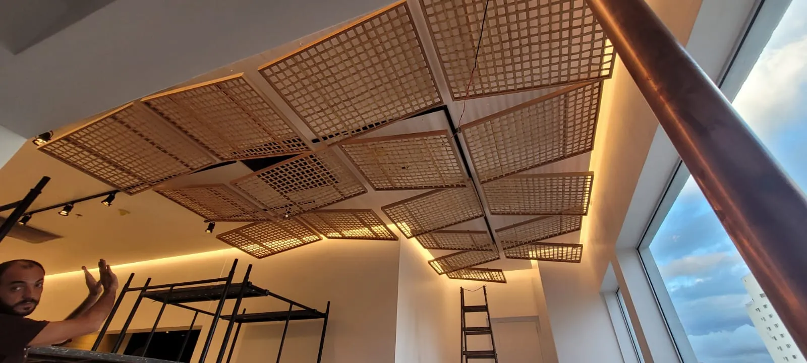 Painéis de treliça de bambu no forro do museu — registro de obra.