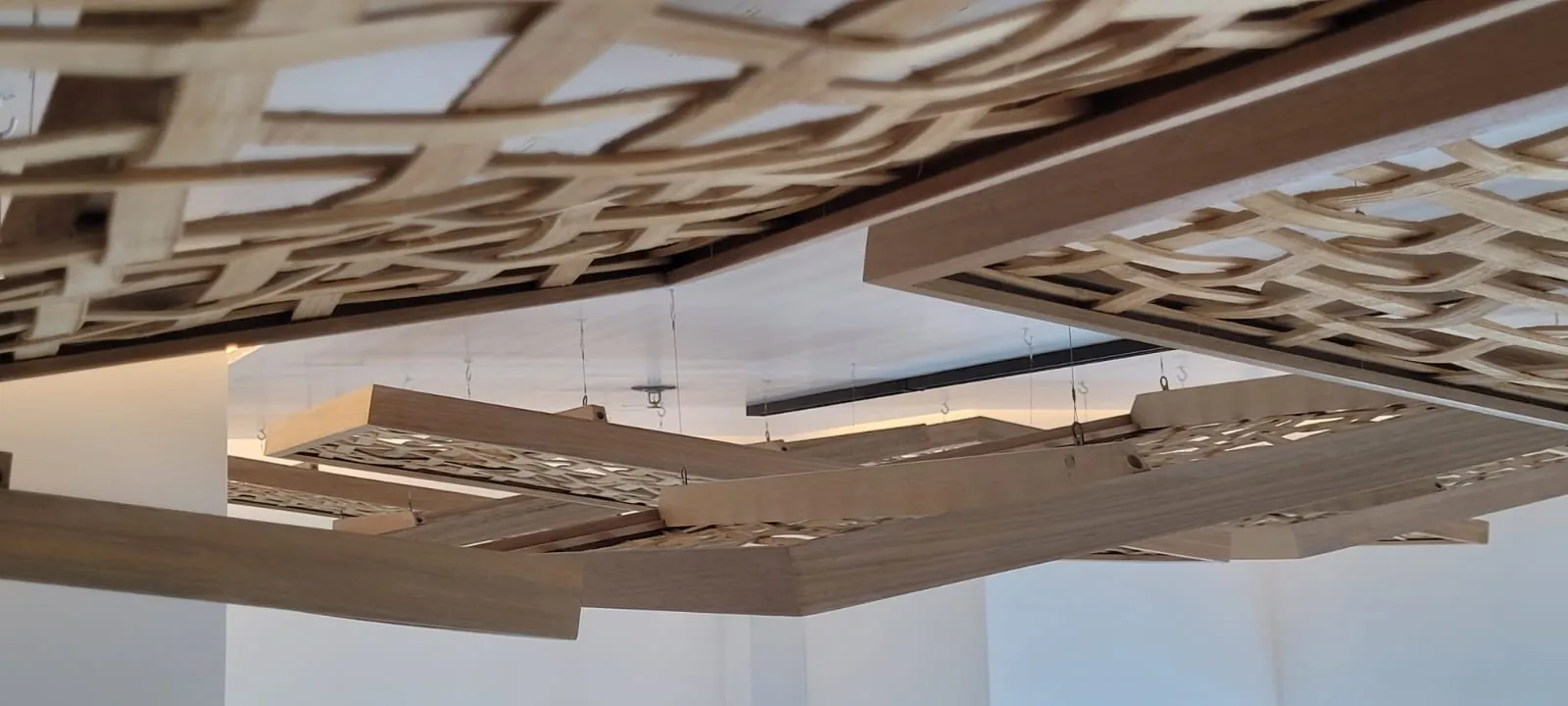 Painéis de treliça de bambu no forro do museu — registro de obra.