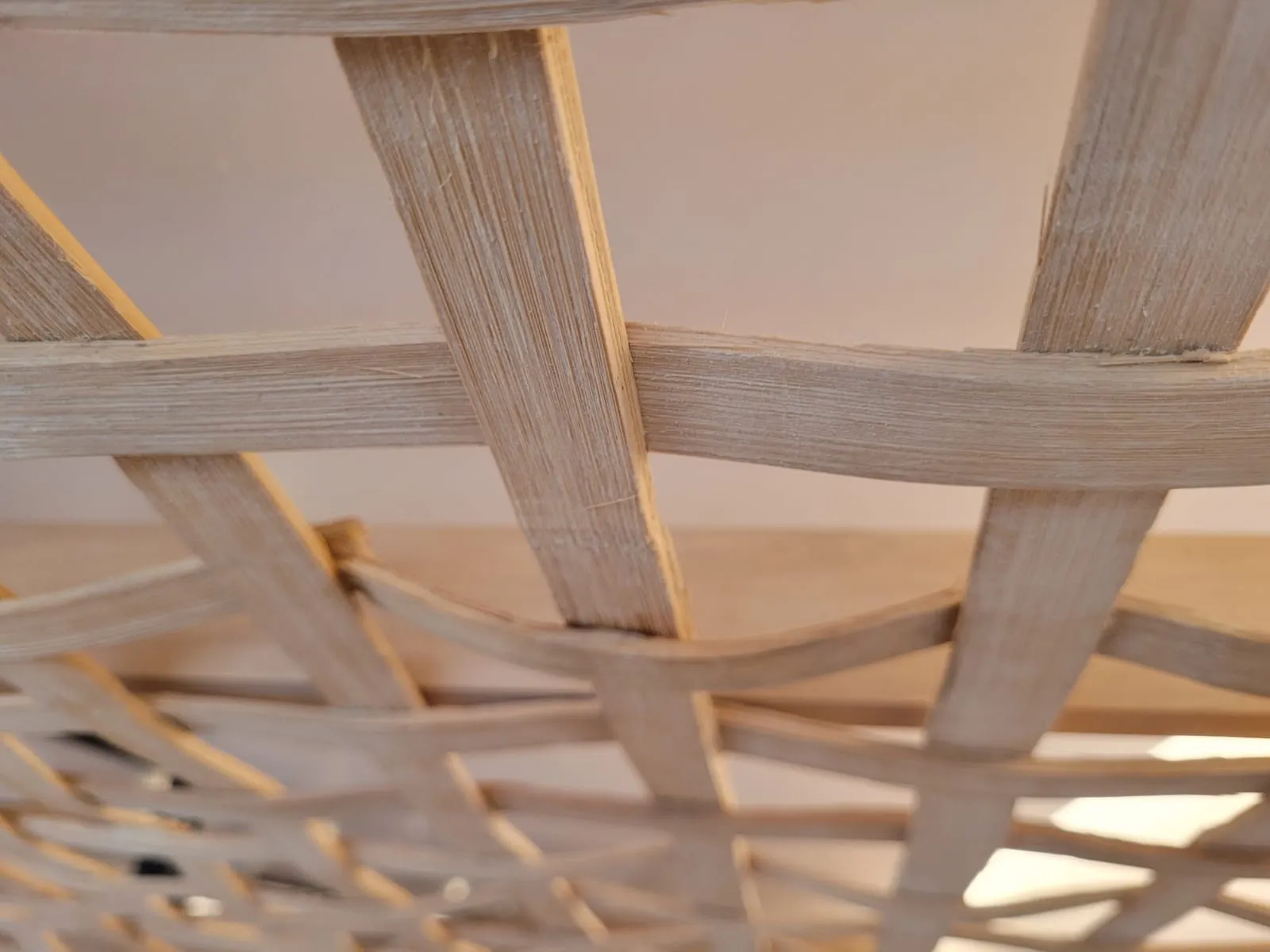 Painéis de treliça de bambu no forro do museu — registro de obra.