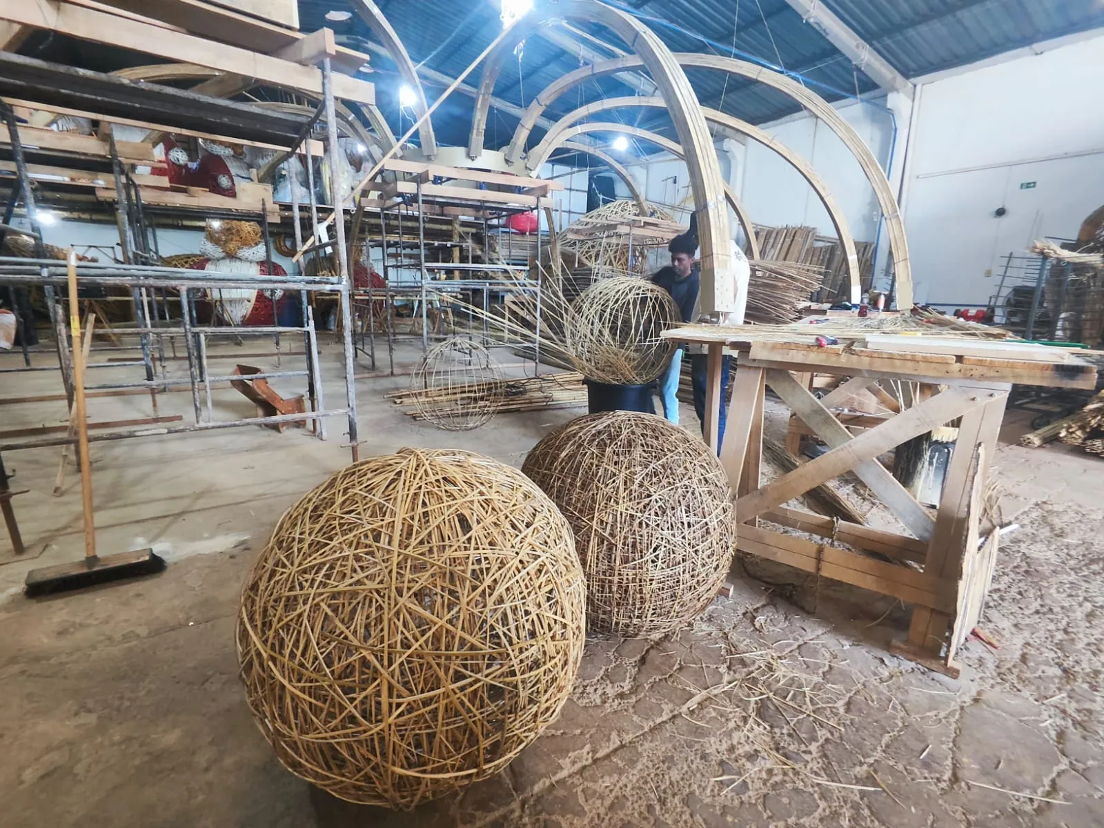 Luminária Ninho em bambu no atelier Tudubambusa — Luminária Ninho — Studio Objeto / Arthur Casas.