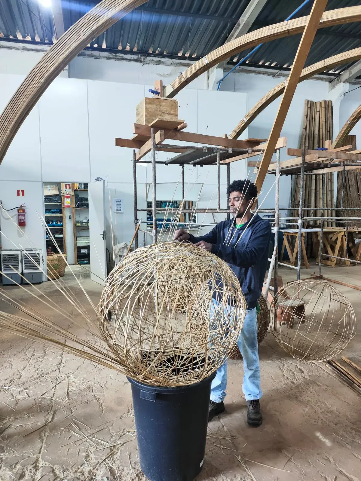 Luminária Ninho em bambu no atelier Tudubambusa — Luminária Ninho — Studio Objeto / Arthur Casas.