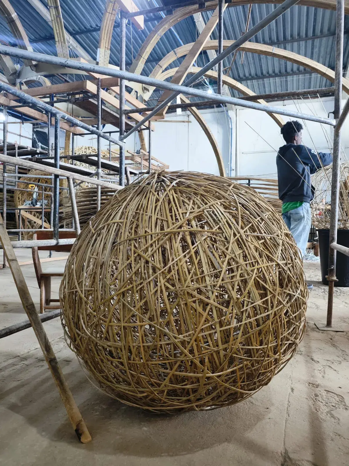 Luminária Ninho em bambu no atelier Tudubambusa — Luminária Ninho — Studio Objeto / Arthur Casas.