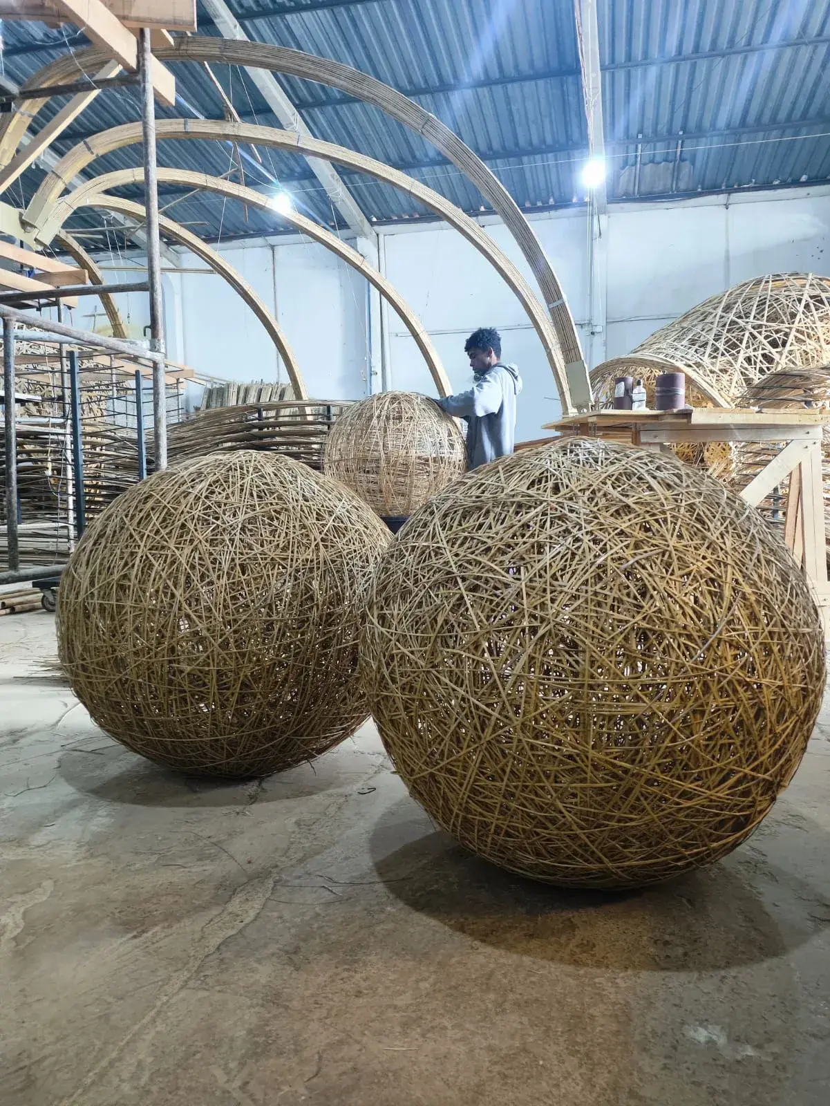Estrutura e trama da Luminária Ninho em bambu — Luminária Ninho — Studio Objeto / Arthur Casas.