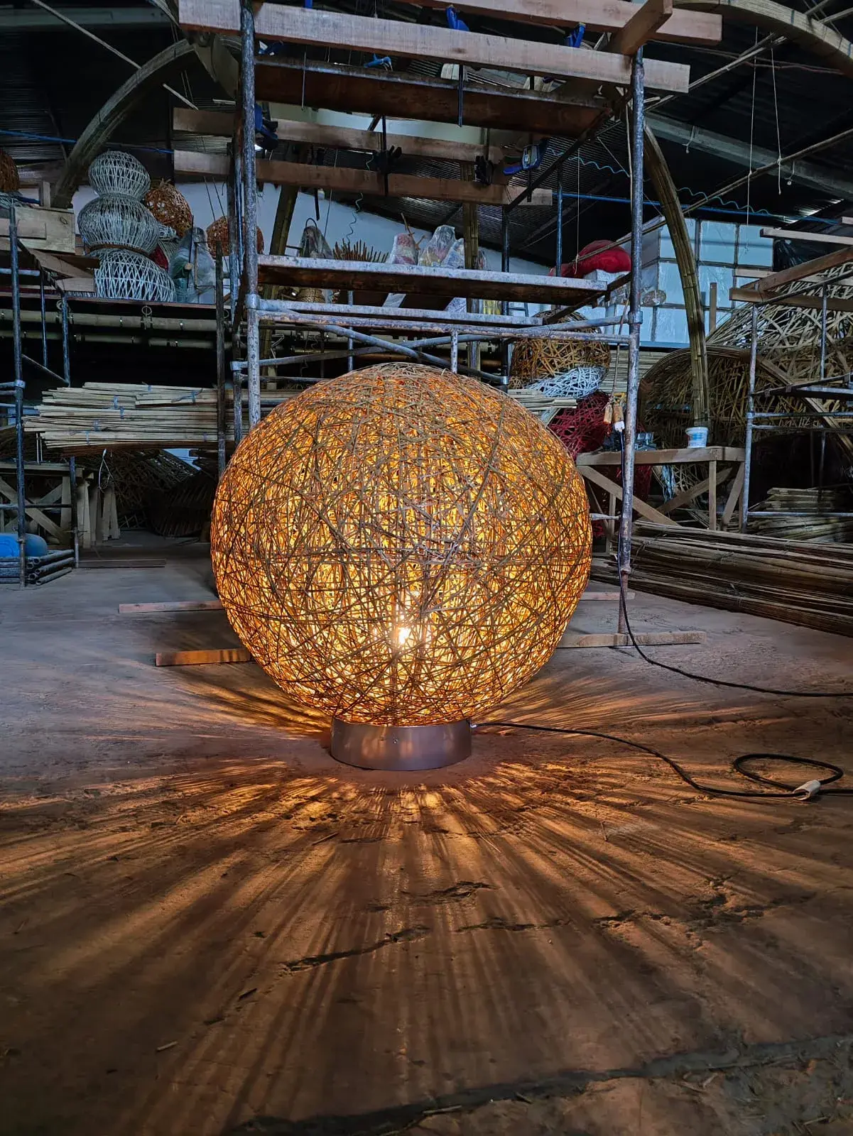 Estrutura e trama da Luminária Ninho em bambu — Luminária Ninho — Studio Objeto / Arthur Casas.