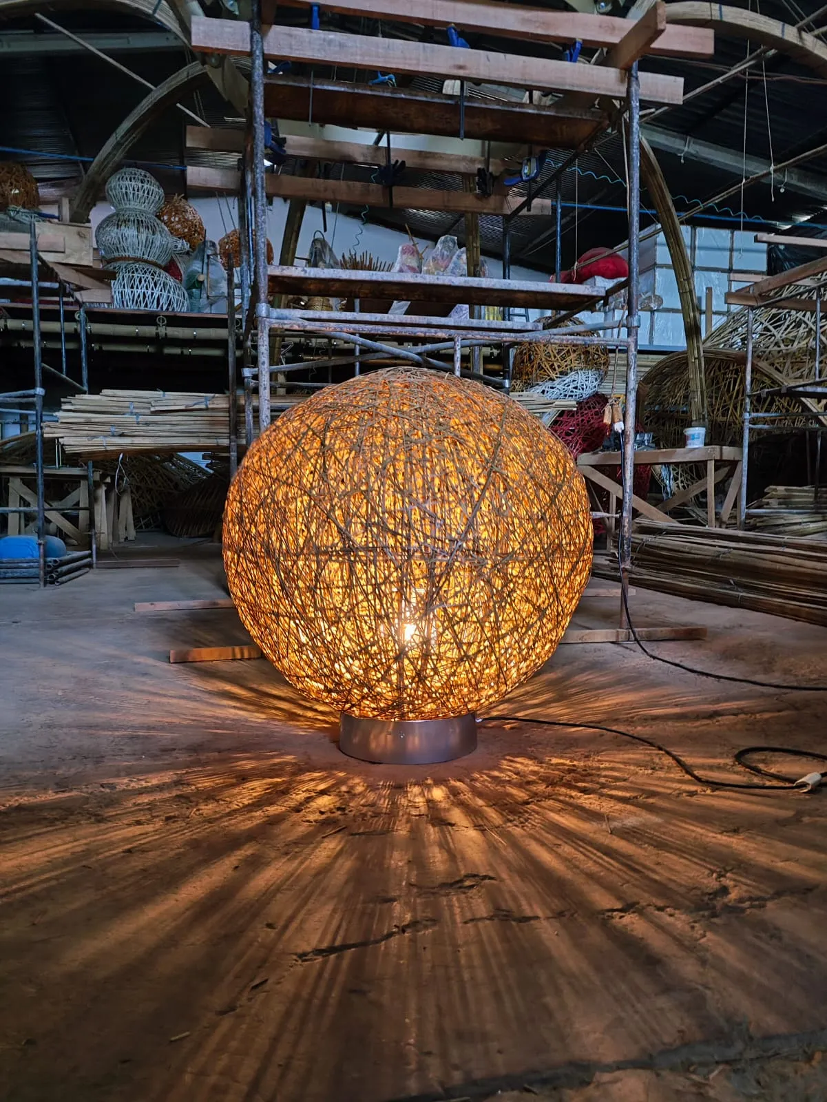 Estrutura e trama da Luminária Ninho em bambu — Luminária Ninho — Studio Objeto / Arthur Casas.