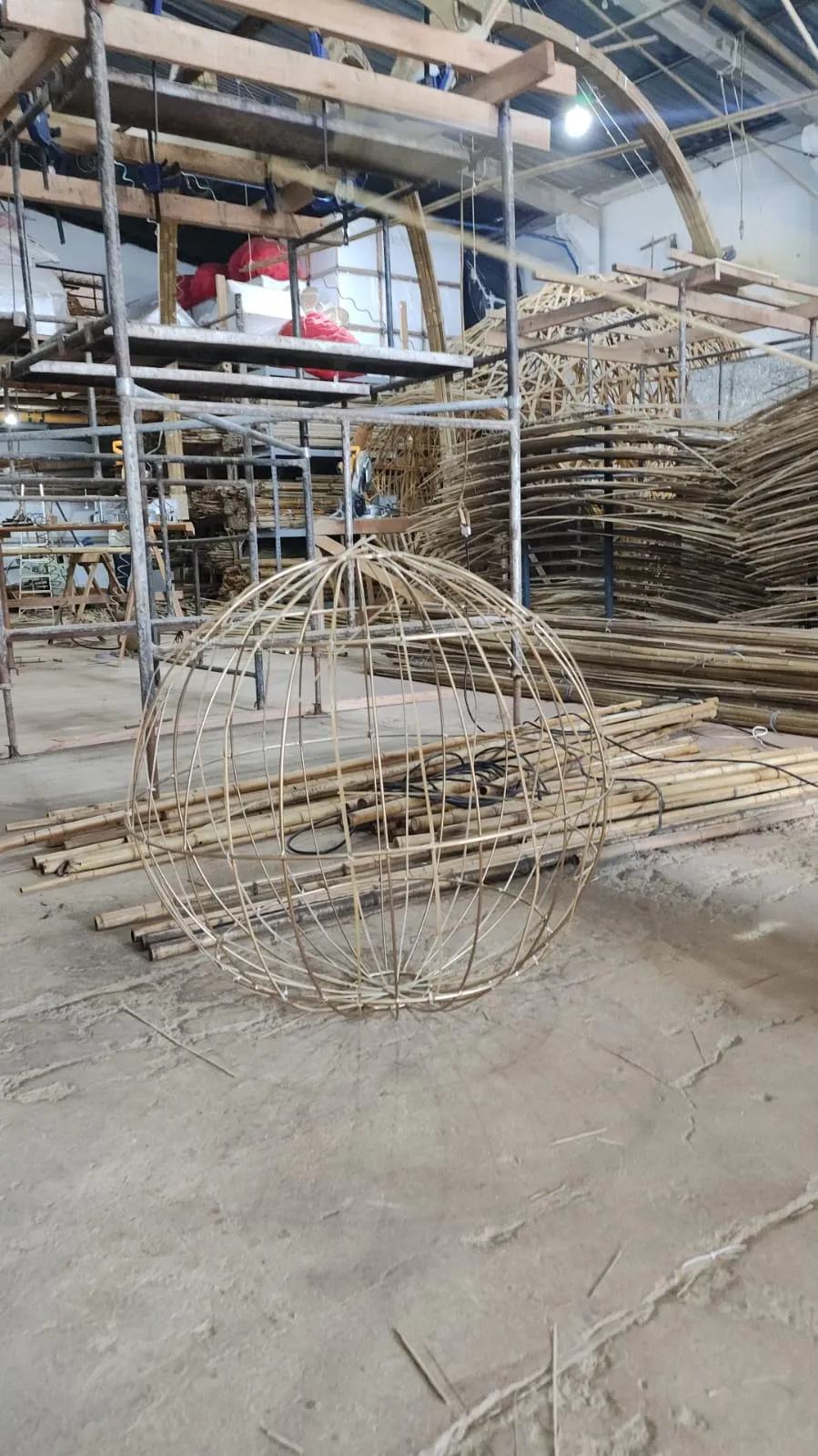 Estrutura e trama da Luminária Ninho em bambu — Luminária Ninho — Studio Objeto / Arthur Casas.