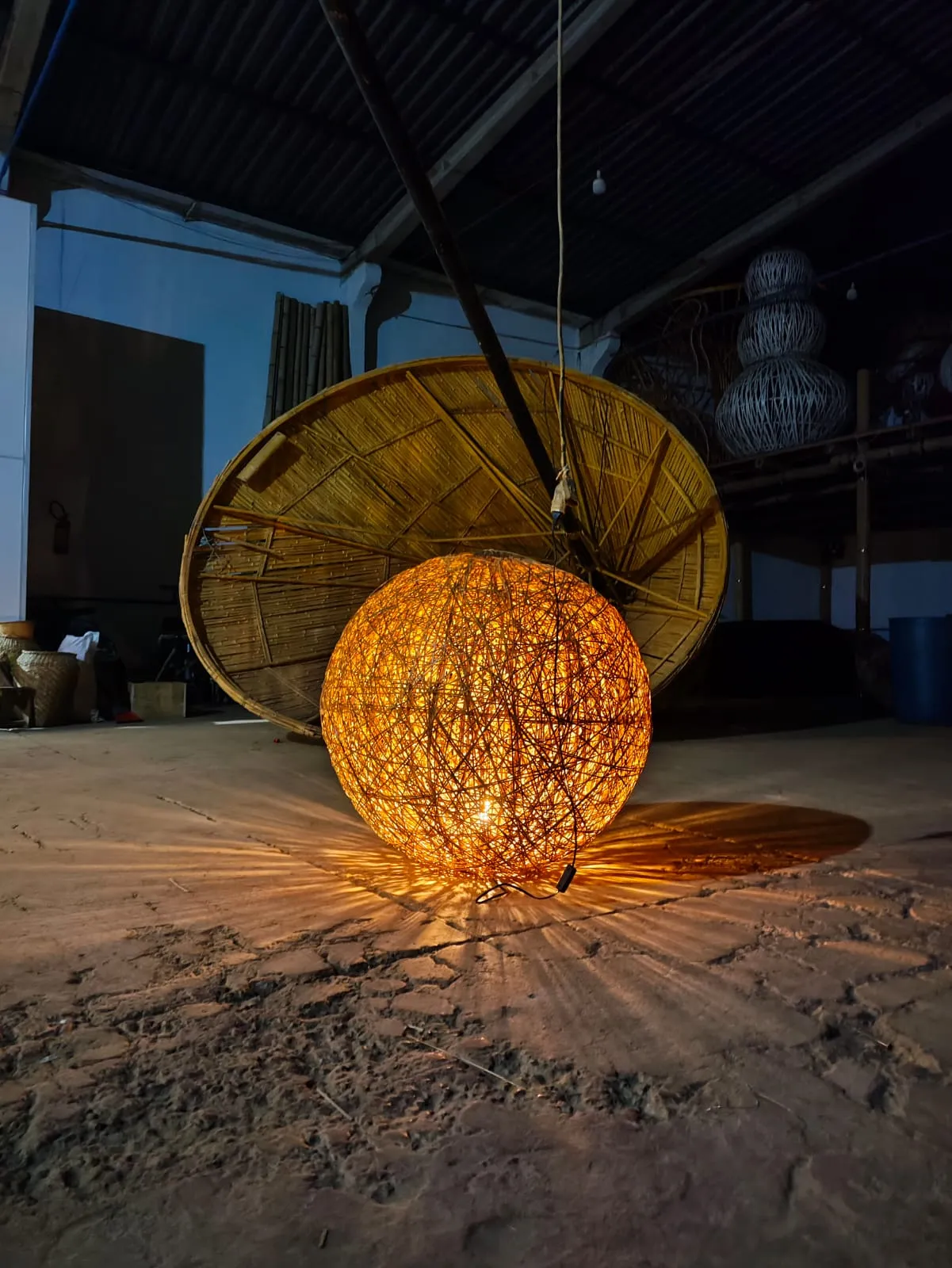 Estrutura e trama da Luminária Ninho em bambu — Luminária Ninho — Studio Objeto / Arthur Casas.