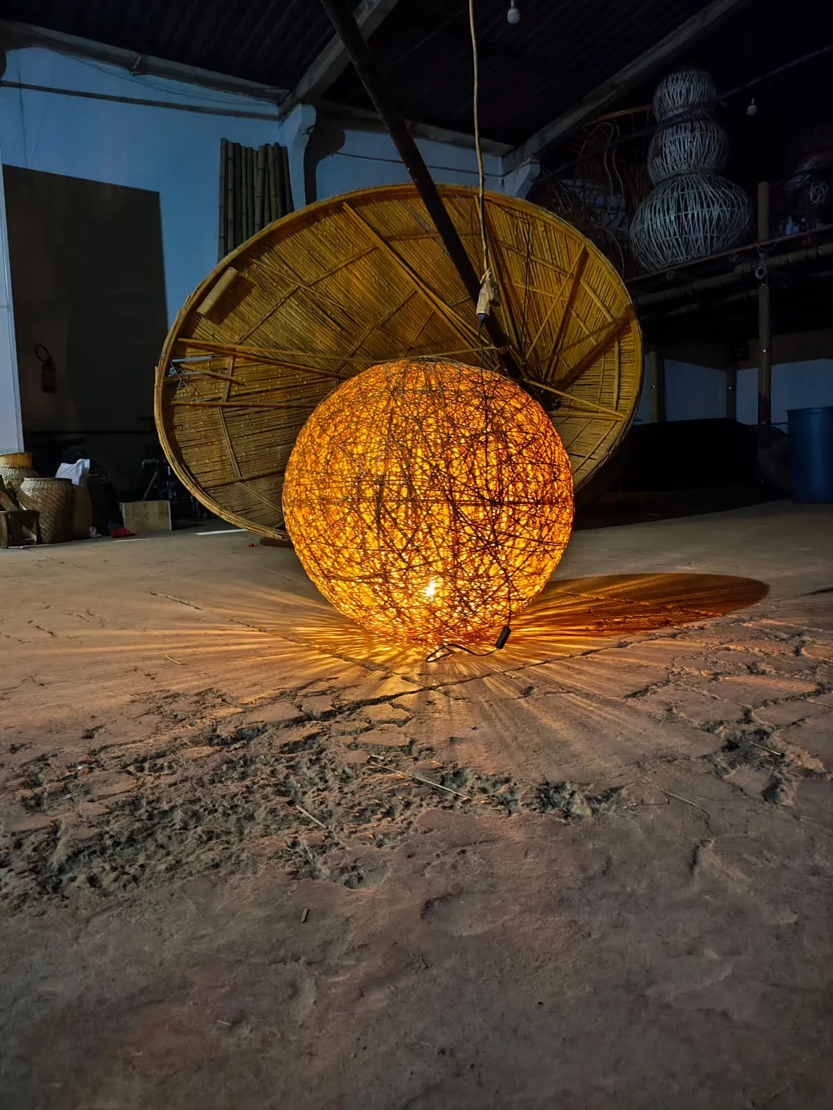 Estrutura e trama da Luminária Ninho em bambu — Luminária Ninho — Studio Objeto / Arthur Casas.