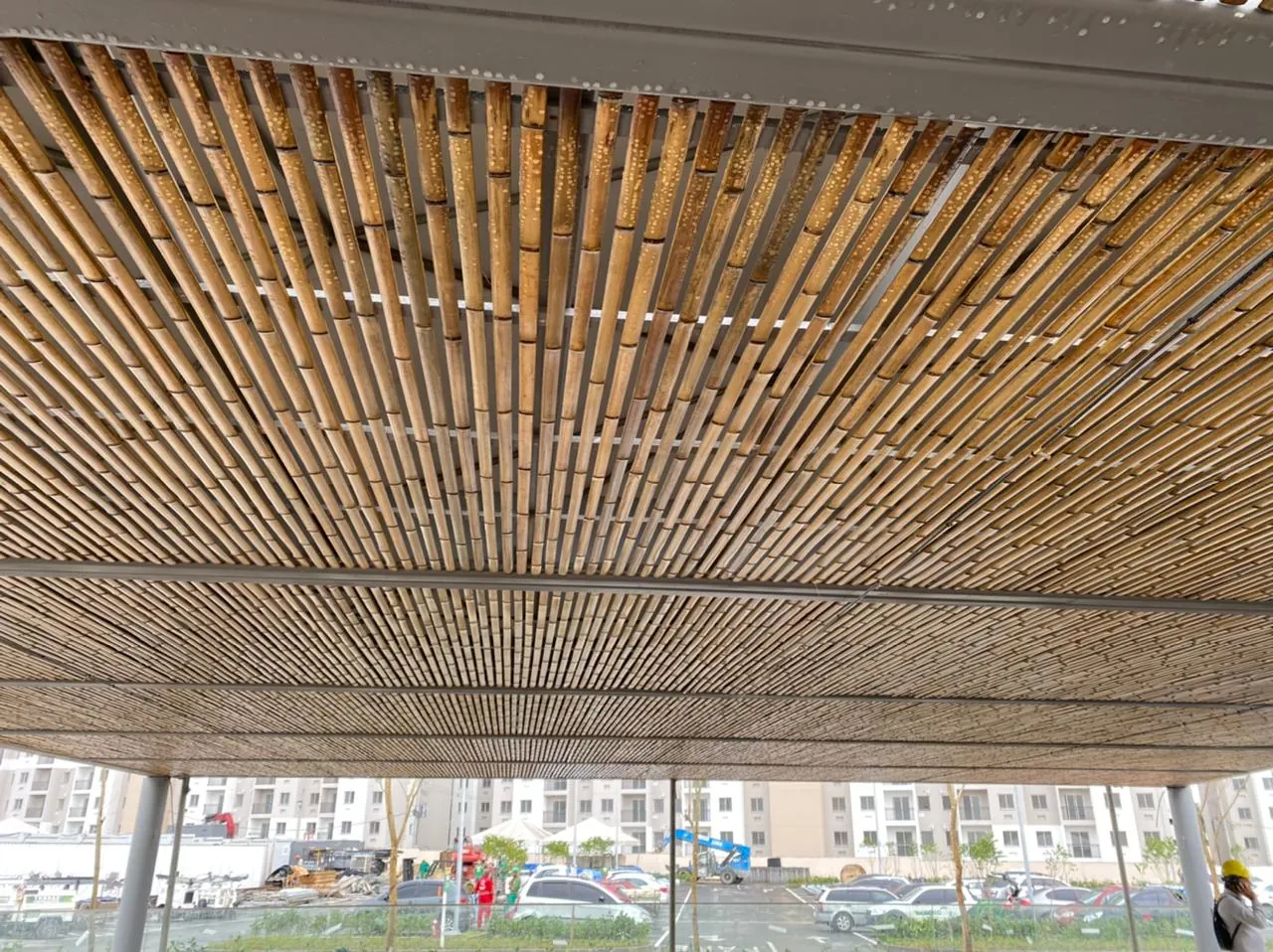 Forro ripado de bambu do Parcão Multiplan visto por baixo.