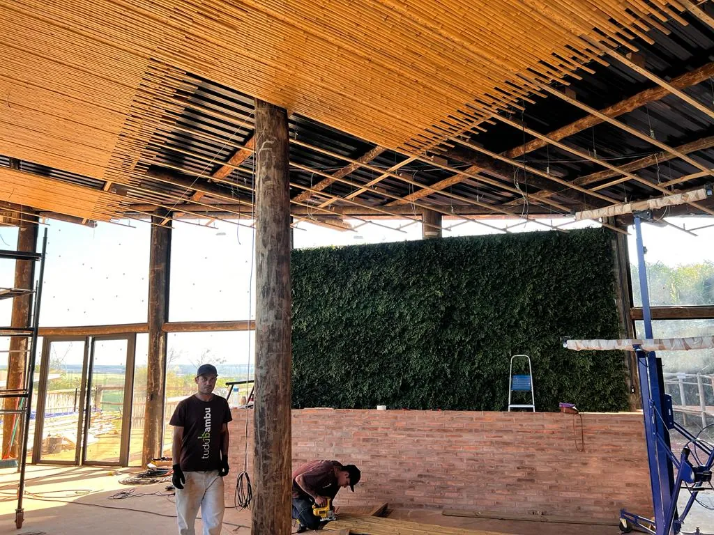 Estrutura e revestimentos de bambu do Vanara Bubble — registro de obra.