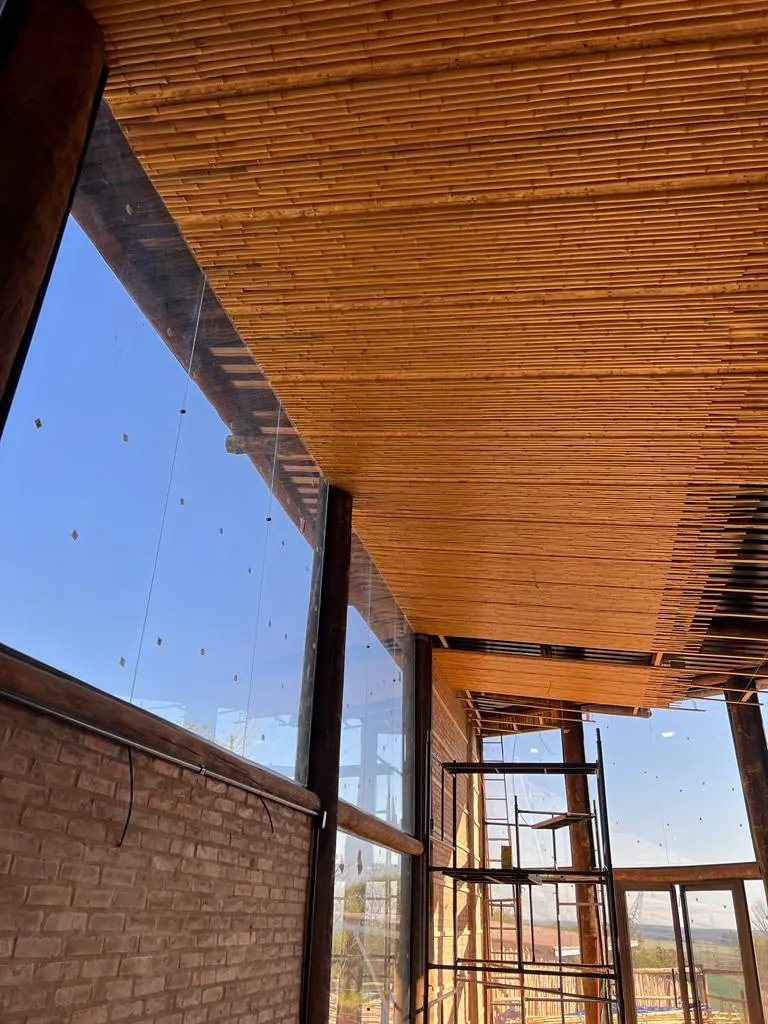 Estrutura e revestimentos de bambu do Vanara Bubble — registro de obra.