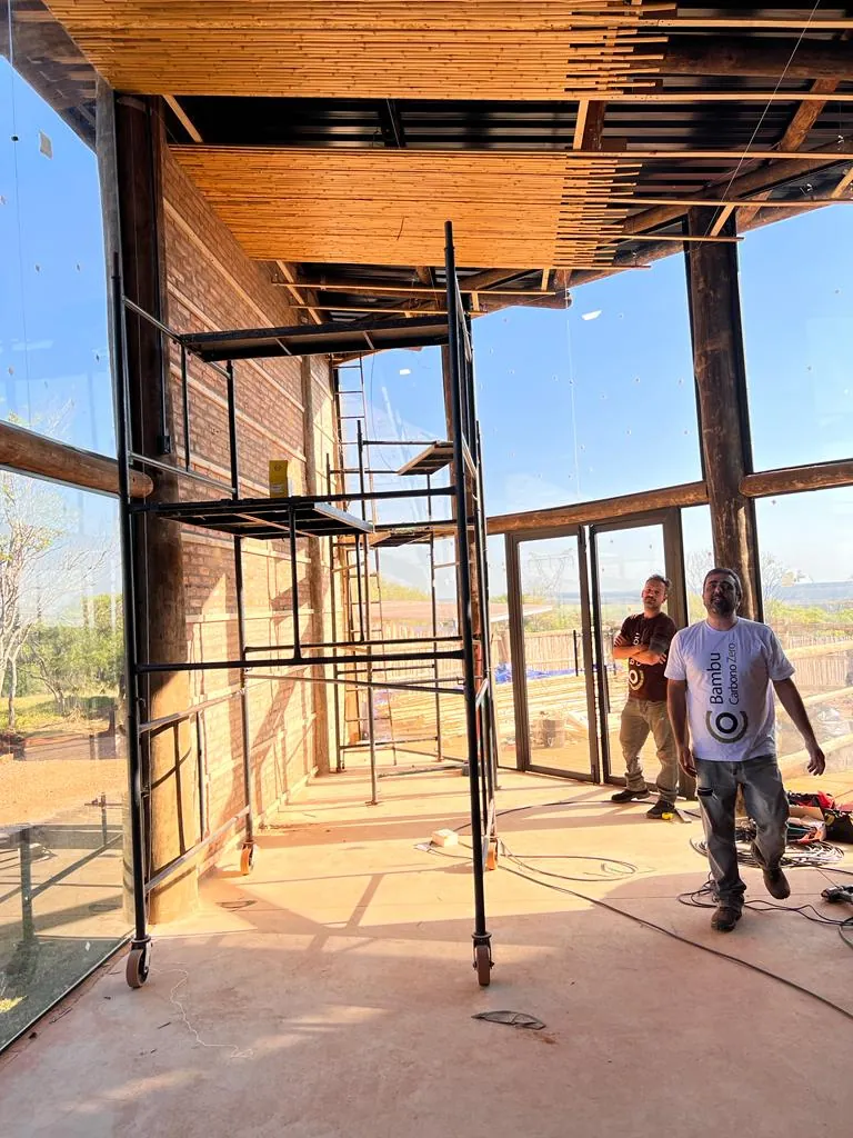 Estrutura e revestimentos de bambu do Vanara Bubble — registro de obra.