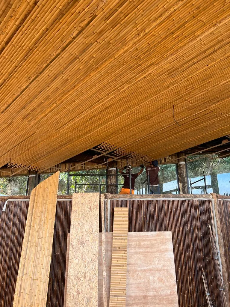 Estrutura e revestimentos de bambu do Vanara Bubble — registro de obra.