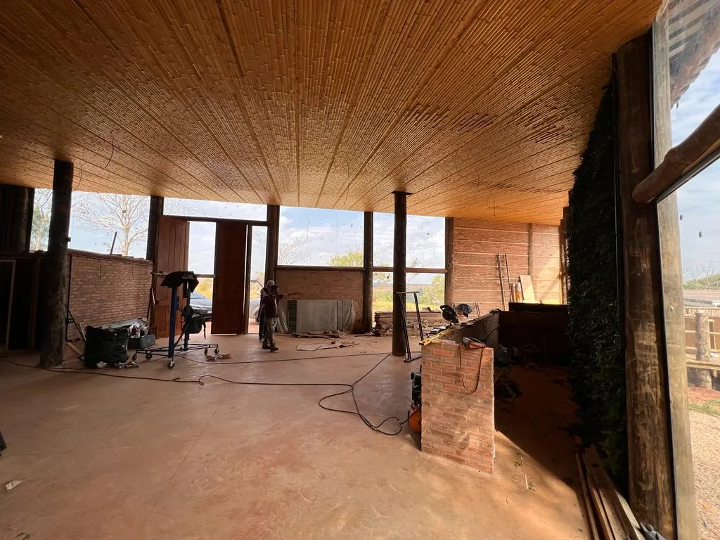 Estrutura e revestimentos de bambu do Vanara Bubble — registro de obra.