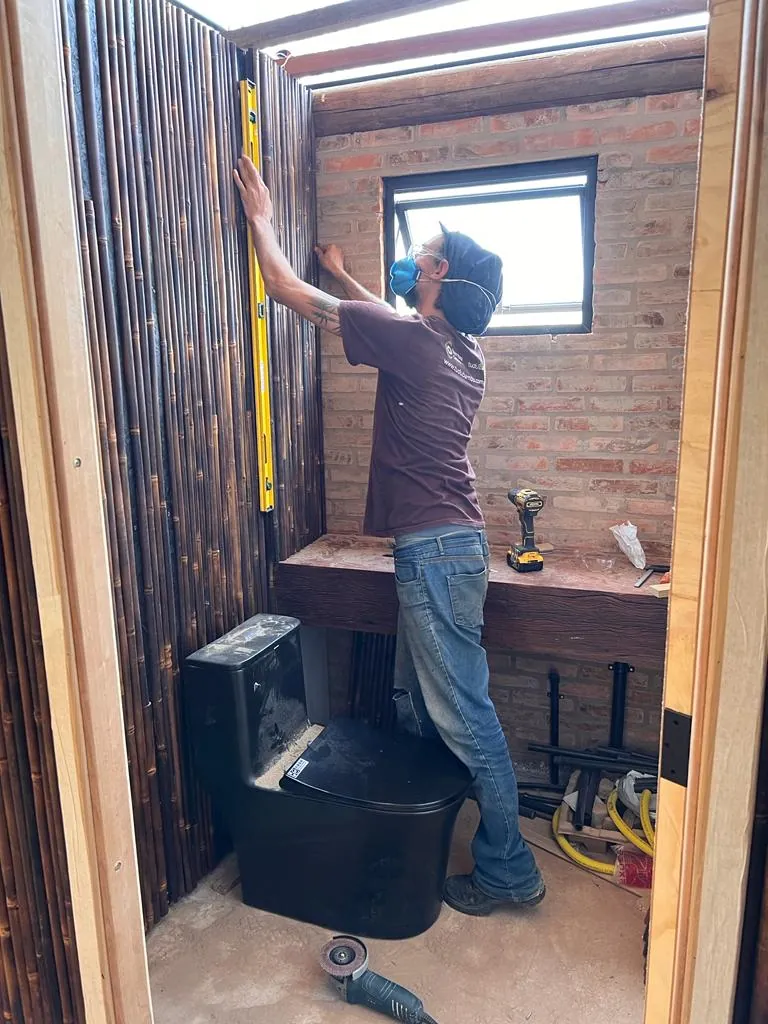 Estrutura e revestimentos de bambu do Vanara Bubble — registro de obra.