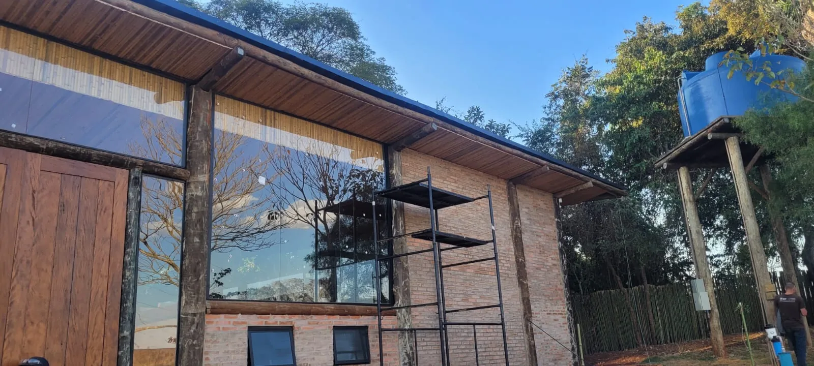 Estrutura e revestimentos de bambu do Vanara Bubble — registro de obra.