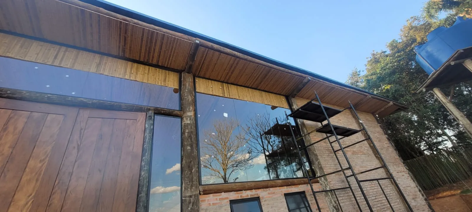 Estrutura e revestimentos de bambu do Vanara Bubble — registro de obra.