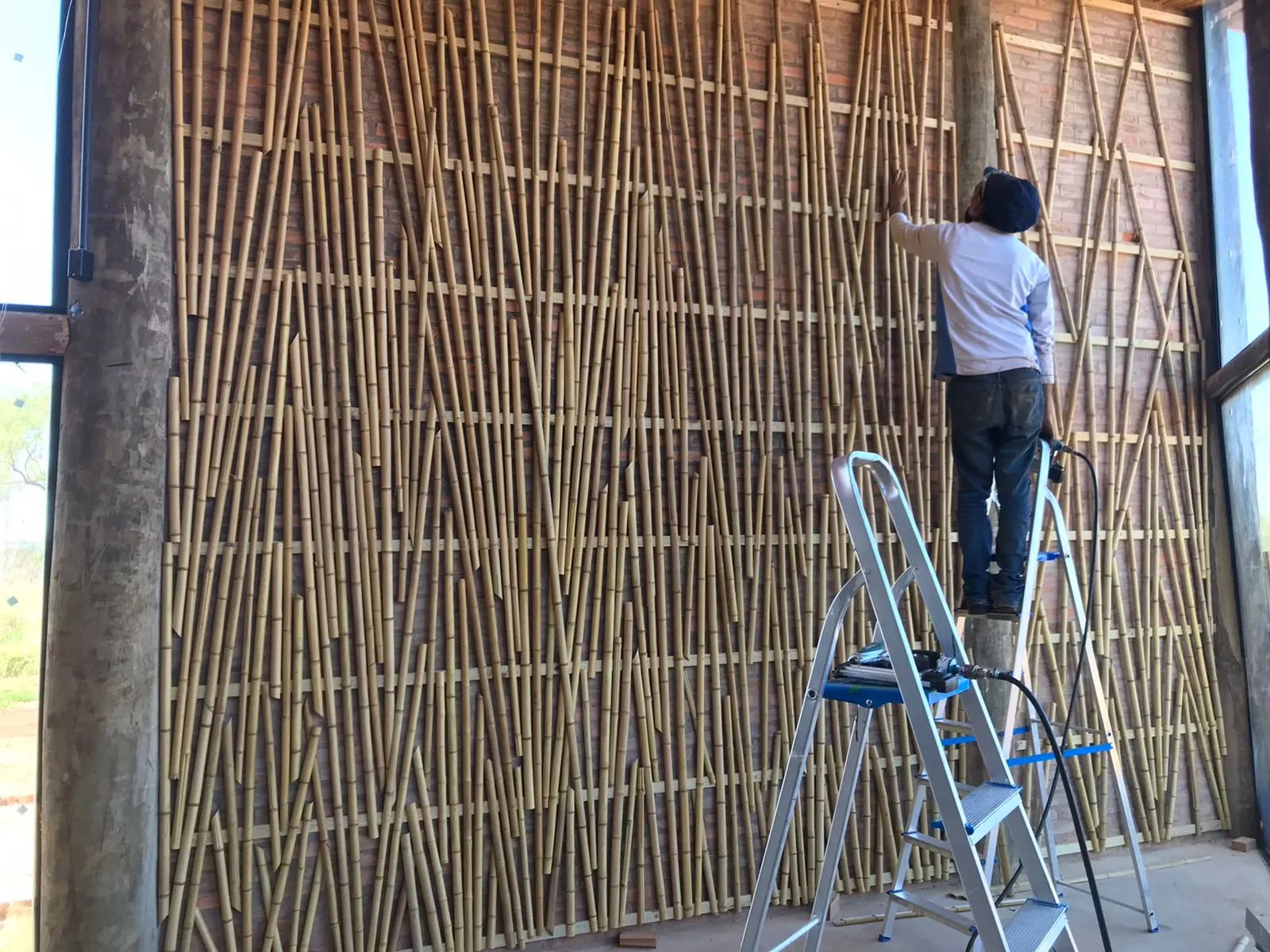 Execução da parede de bambu em trama autoral no Vanara Bubble.