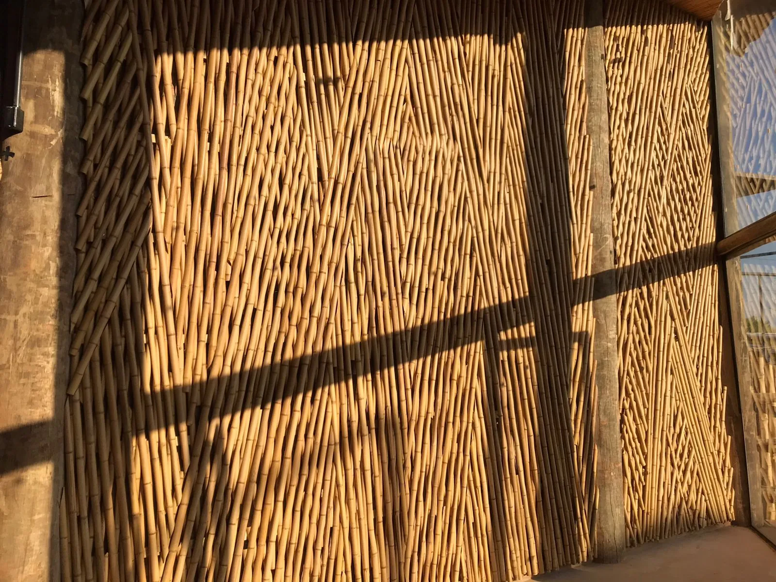 Estrutura e revestimentos de bambu do Vanara Bubble — registro de obra.