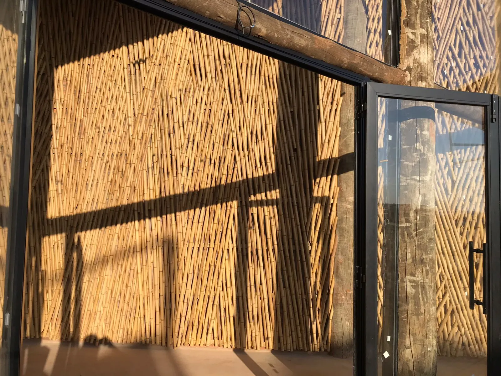 Estrutura e revestimentos de bambu do Vanara Bubble — registro de obra.