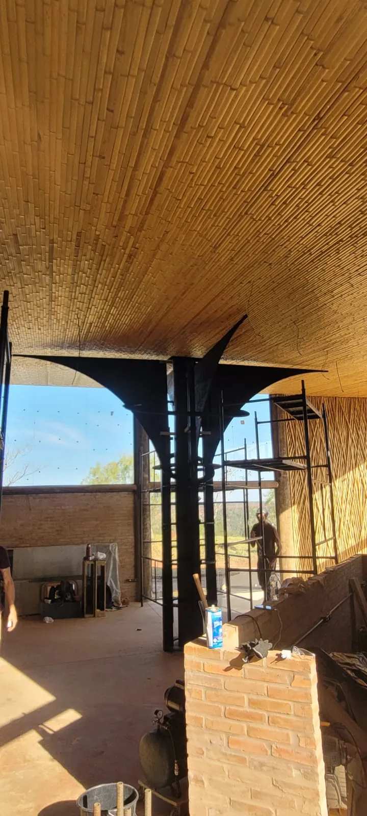 Estrutura e revestimentos de bambu do Vanara Bubble — registro de obra.