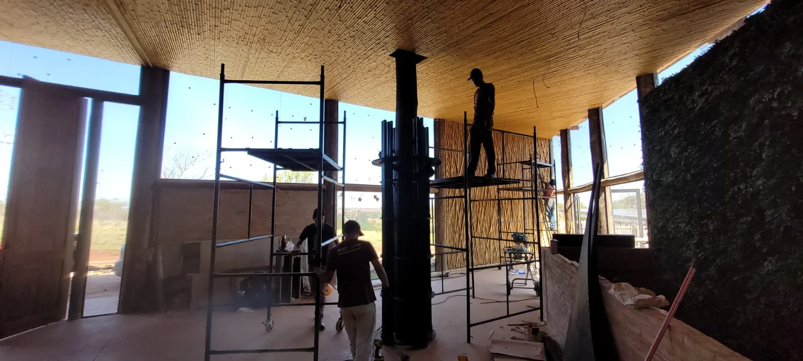 Estrutura e revestimentos de bambu do Vanara Bubble — registro de obra.